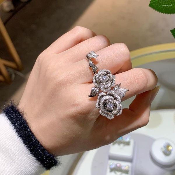 Кластерные кольца 2023 Дизайн ретро -камеллия цветочный кольцо с двойным пальцем все, все Moissanit открыт для женщин 925 серебряный 18 -километровый золото
