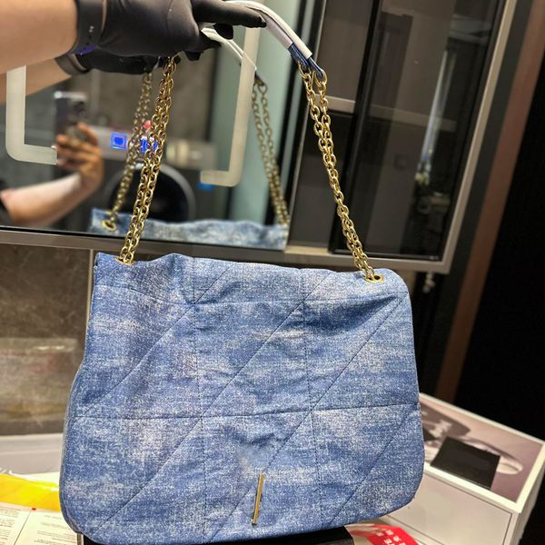 Sacola Denim Denim Azul Bolsa de Ombro Corrente Bolsa de Mão de Designer Bolsas Mensageiro com Aba Ferragens Douradas Fivela de Carta Bolso Interno com Zíper Alta Qualidade Bolsa Corporal Cruzada