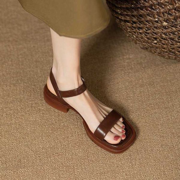 NXY Sandalen aus Leder, bequeme Sandalen mit geradem Riemen, beliebt für Frauen im Sommer 2023, neue vielseitige flache Caligae-Schuhe mit weicher Sohle, 230619