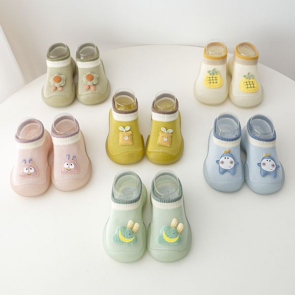 Sapatos de caminhada de bebê First Walkers primavera e verão sapatos de bebê antiderrapantes resistentes ao desgaste meias de desenhos animados sapatos para meninos e meninas 230620