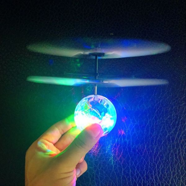 LED Uçan Oyuncaklar Kids Mini Ir Algılama RC Helikopter Uçak Uçan Top Shinning Led Aydınlatma Quadcopter Dron Tripod Aydınlık Top Sinek Helic 230621