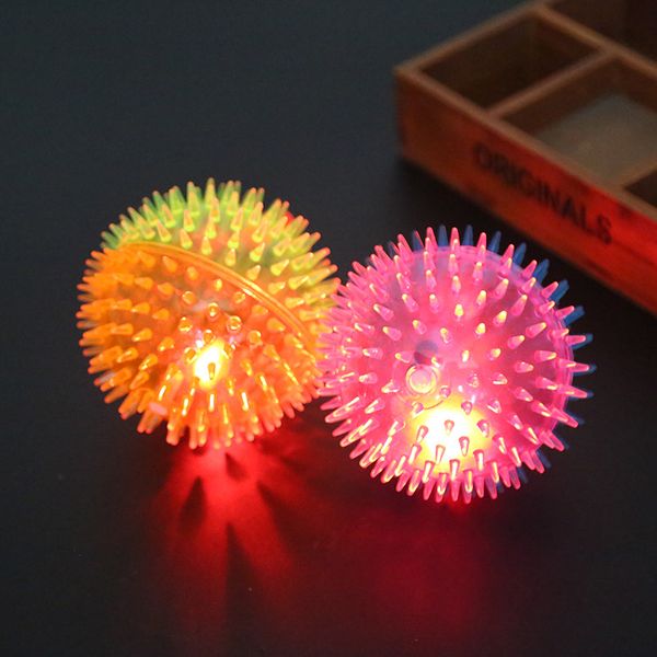 Pet Dog Luminoso Squeaky Toys Palla Spina Dente spinato Pulizia Gomma Molare Giocattoli da masticare per cani Addestramento interattivo Forniture per animali domestici