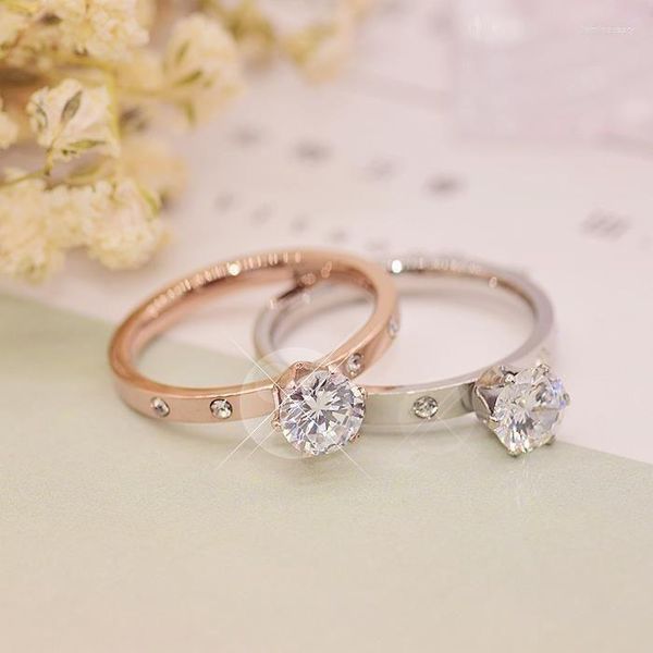 Cluster Rings Versão Coreana Temperamento Aço Titânio 18K Um Único Diamante Zircônia Anel Seis Garras Feminino Simples Luz Luxo