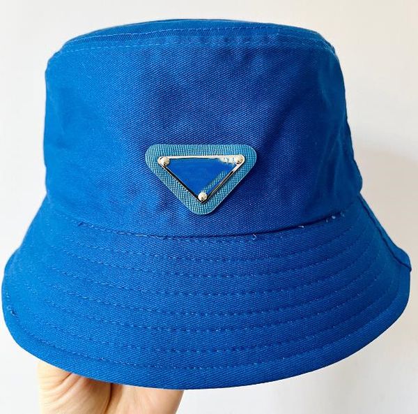 Großhandel Bucket Hat mit umgekehrtem Dreieck und Metalletikett für Herren und Damen, gleicher Sonnenschutz, Sonnenschutz, lässiger All-Match-Sonnenhut mit weichem Oberteil