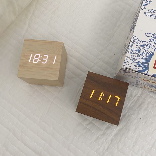 Schreibtisch Tischuhren Nordic Decor Holz Digitaler Wecker für Tischregal Dimmbare LED-Uhr mit Kalender Temperaturanzeige Nachttischwecker 230621