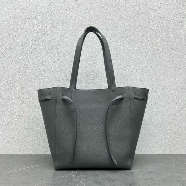 La nuova borsa da donna presenta una classica shopping bag con coulisse con un corpo in morbida pelle pieno che può cambiare varie forme! capacità ultra-grande