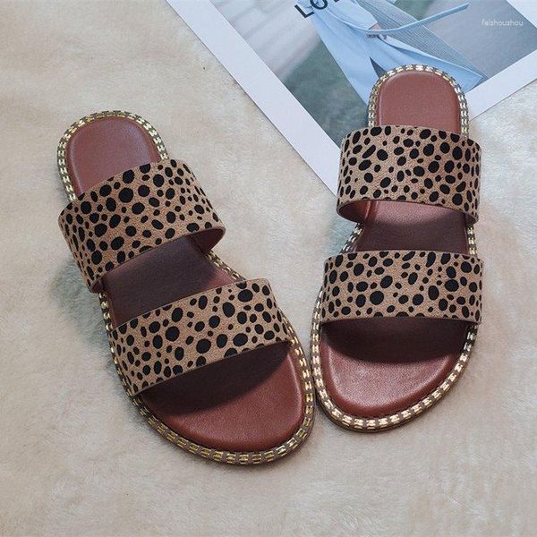 Тапочки квартиры леопардовые женщины 2024 Сандалии летние римские пляжные туфли