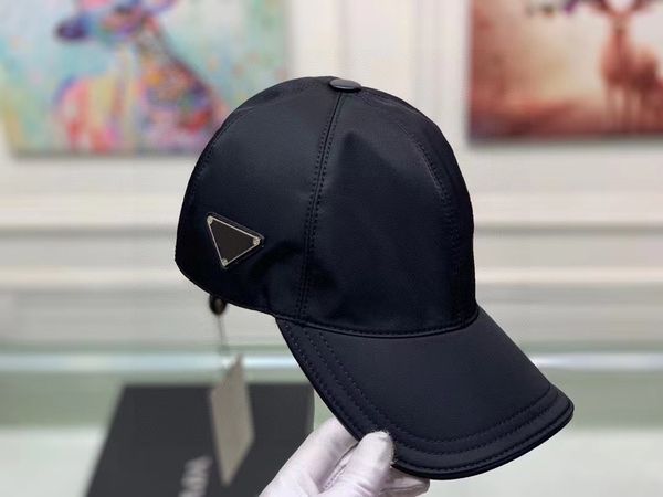 Cappello PR versione alta 1: 1 super Un berretto da baseball con logo in metallo a triangolo rovesciato da boutique