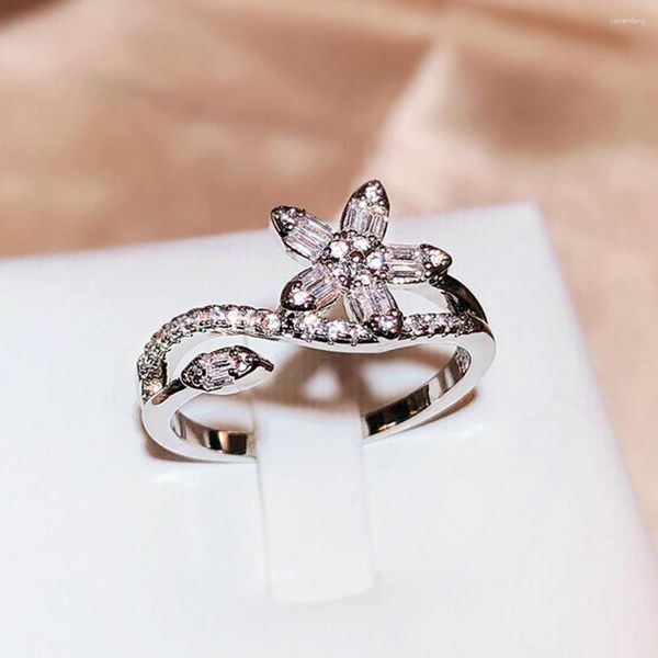 Cluster Rings WPB Advanced Women Shiny Flower Ring Curve Female Luxury Jewelry Bright Zircon Design Girl Gift Party