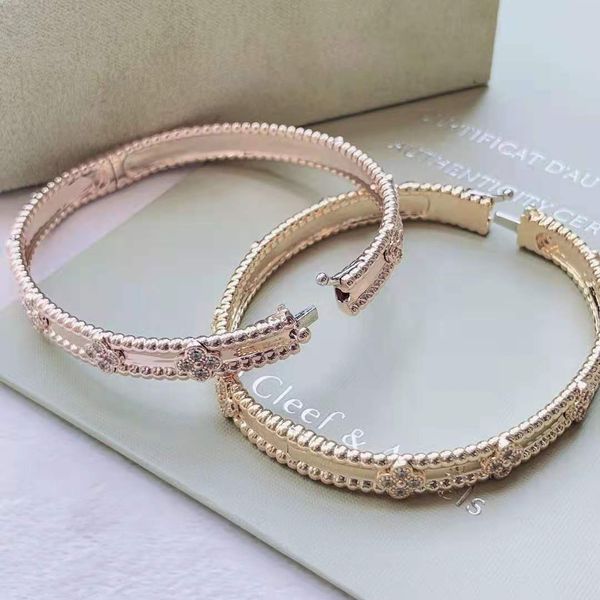 Bracciale rigido con trifoglio di design per le donne placcato in oro 18 carati con cristallo pieno a quattro foglie Perlees polsino con fiore di trifoglio dolce regalo di San Valentino con scatola furgone in argento massiccio