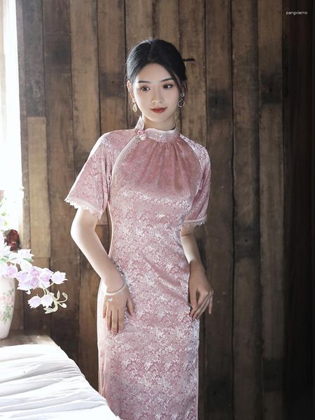 Ethnische Kleidung im chinesischen Stil, traditioneller rosa Blumendruck, Qipao, Frau, elegantes, geteiltes Kleid, figurbetontes Cheongsam