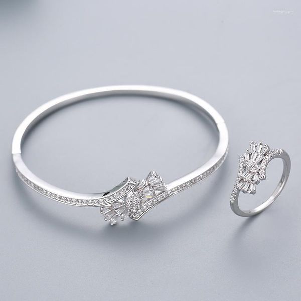 Set orecchini collana fiore semplice pianta romantica 2 pezzi anello braccialetto moda zircone di alta qualità invia festa di compleanno agli amici