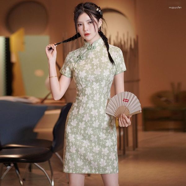 Ethnische Kleidung, kurzes, modernes, verbessertes Cheongsam, junges chinesisches traditionelles Qipao-Kleid mit grüner Spitze