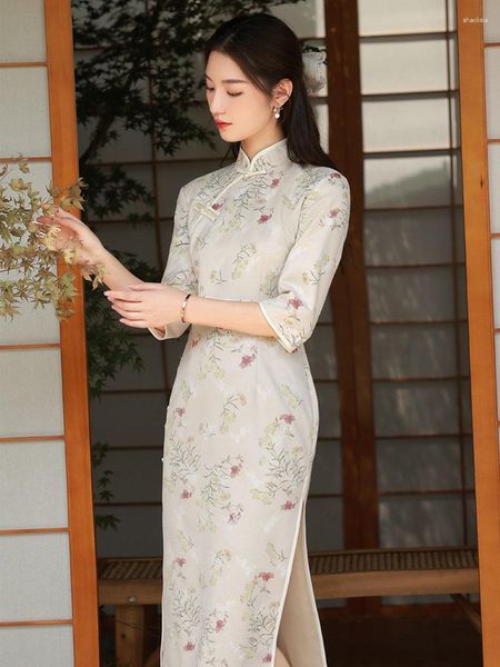 Ethnische Kleidung, helles Kaffee-Wildleder, langes Cheongsam-Blumenmuster, schmales Kleid, elegante traditionelle Abendkleider, Vintage-Show-Kostüm, Ärmel-Qipao