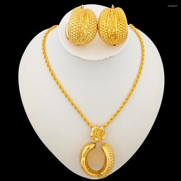 Серьги ожерелья устанавливают ювелирные ювелирные изделия из золотого цвета