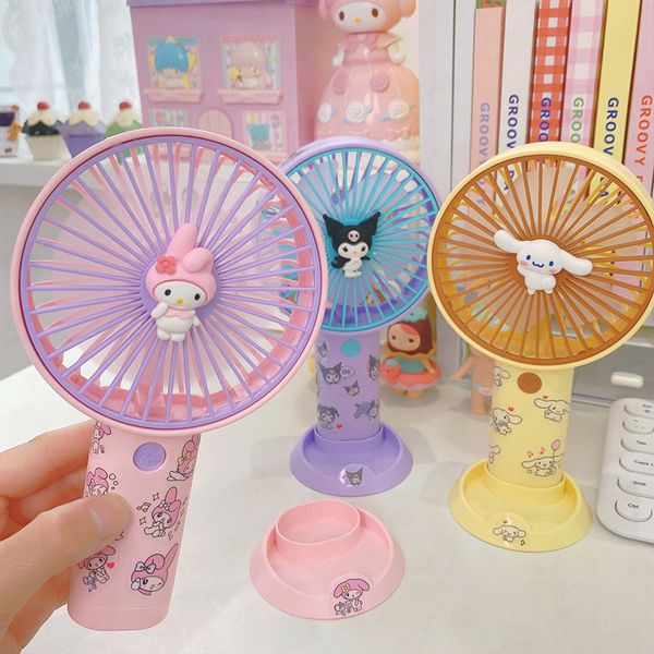 Other Home Garden Kawaii Sanrioed Kawaii Cinnamoroll Kuromi My Melody Summer USB Handheld Desktop Pequeno Ventilador Quarto com Suporte de Carregamento Ventilador 230625