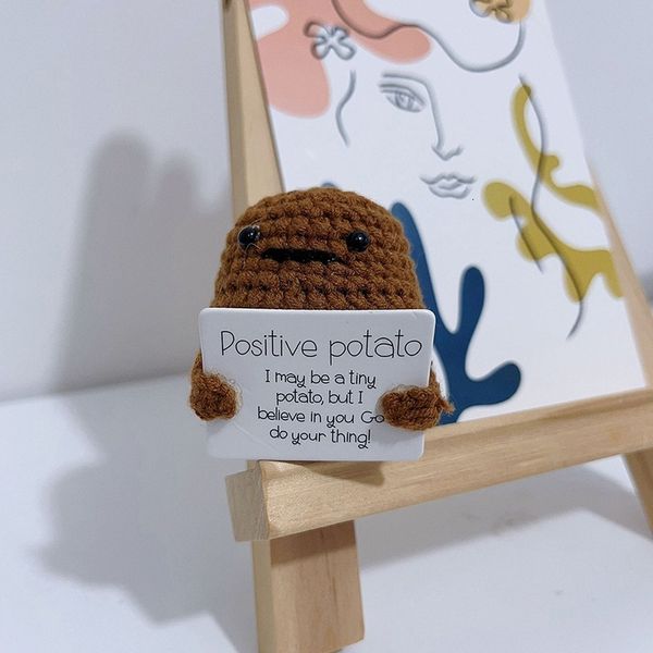 Deko-Objekte, Figuren, lustige positive Kartoffel, niedliche Strickpuppe aus Wolle mit Karte, Positivitäts-Affirmationskarten, gestrickt, Weihnachten 230625