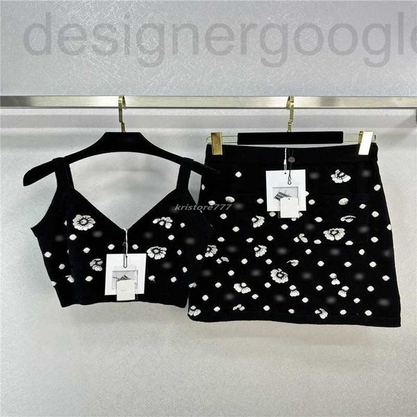 Designer di abiti a due pezzi 23SS Set di designer da donna Abiti in maglia con perline di camelia Ragazze Runway High End Luxury Brand Tee Vest T-shirt Crop Top