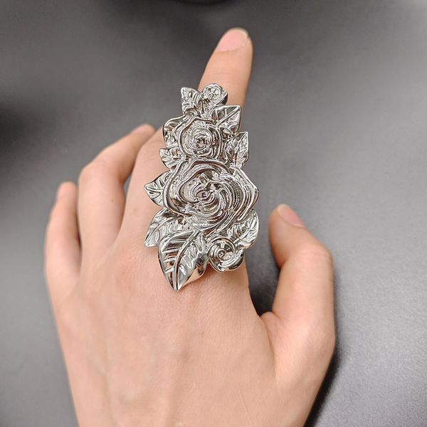 Solitaire Halkası Moda Gümüş Kaplama Çiçek Yüzük Kadınlar Kalp Tasarımı Düğünler Parmak Yüzük Trendi Altın Kaplama Büyük Yüzük Yıldönümü Hediyeleri 230621