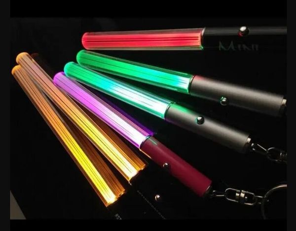 120pcs Forniture per feste LED Torcia elettrica Stick Portachiavi Mini torcia Portachiavi in alluminio Portachiavi Durevole Glow Pen Bacchetta magica Stick Lightsaber dh979