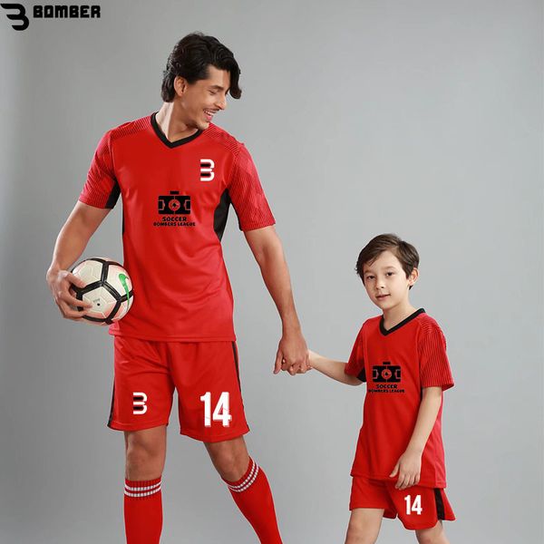 Set di abbigliamento Quick Dry Traspirante Manica corta Divise da calcio professionali Tuta da calcio per uomo Versione ragazzo Personalizzata per bambini Maschio 230626