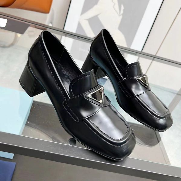 Schwarzes, poliertes Leder, Plateauschuhe mit Blockabsatz, runde Schürzenzehen, Slip-on-Schuhe für Damen, Luxusdesigner, Dreieckslogo, hochhackiger Plakettenschuh, luxuriöse Lounge-Flats