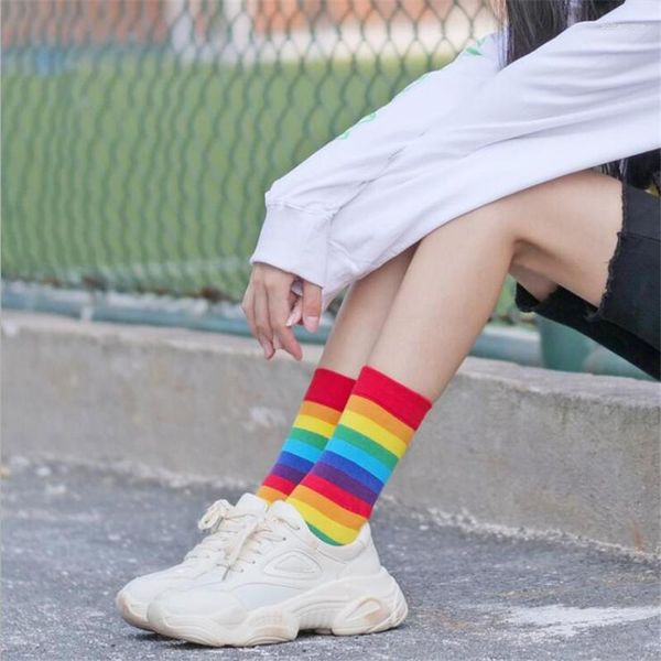 Kadın SOCKS 2023 Pamuk Elastikiyet Teri Kadınların Yüksek Şeker Renkli Gökkuşağı Striped Sportif Meias Sıradan Sokak Giyim Harajuku