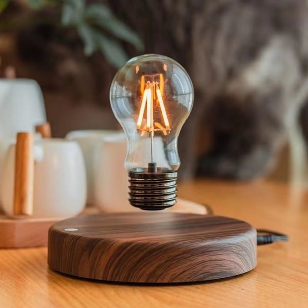 Oggetti decorativi Lampada a levitazione magnetica Creatività Vetro galleggiante Lampadina LED Home Office Scrivania Decorazione Tavolo regalo di compleanno Novità Luce notturna 230625