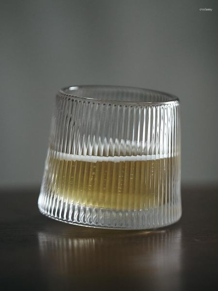 Bottiglie d'acqua rotanti in vetro a strisce verticali con ottima consistenza vino boccali di birra tazza da caffè