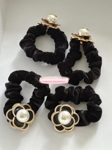 elásticos de design clássico scrunchies fashion metal camélia Acessórios para corda de cabelo C pérola marca elásticos presente de festa