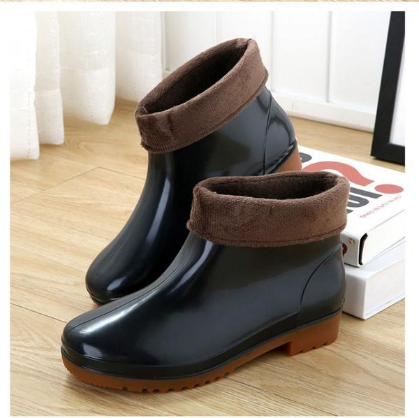 Stivali scarpe d'acqua impermeabili slittamento da uomo su stivali da pioggia in PVC con calzino di pelliccia 2022 Nuovo slip sulle scarpe caviglia Rainboot per uomini