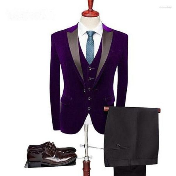 Abiti da uomo Uomo 2023 Moda Groomsmen Smoking dello sposo Risvolto con visiera Giacca da uomo in velluto viola Matrimonio Prom Party Uomo Blazer Masculino