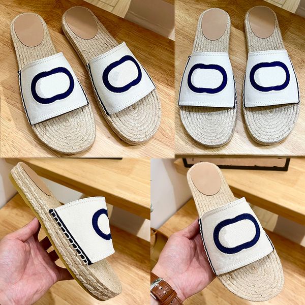 ESPADRILLA DA DONNA SLIDE CON INTERLOCKIN tela bianca e blu 7258 Influenzato da un design d'archivio degli anni '70 dettaglio ricamato sopra Sandali piatti firmati