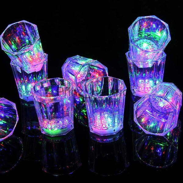 Tassen 12 Stück leuchten LED-Tassen automatisch blinkend Trinkbecher Farbwechsel Bier Whisky Tassen Schnapsgläser Bar Club Partyzubehör J230627