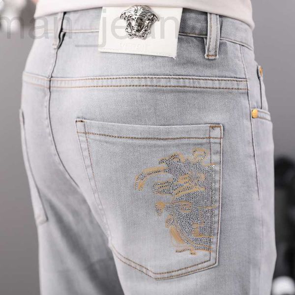Designer de jeans masculino Hong Kong marca de moda de alta qualidade 2022 novo verão versátil cor clara ajuste fino pé pequeno calças compridas para homens ZDG6