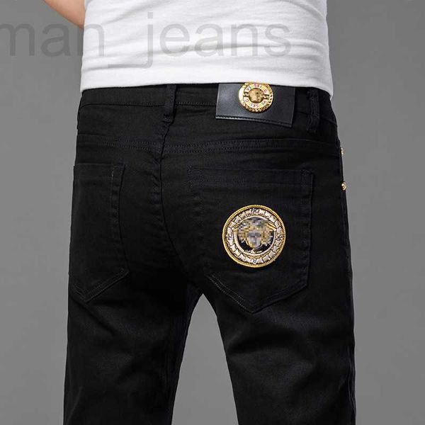 Jeans da uomo firmati Jeans da uomo autunno e inverno cotone elastico alto Medusa versione coreana pantaloni slim fit slim ricamo tendenza 85J4