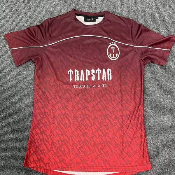 Camisa de futebol Trapstar Monogram de alta qualidade Red T Shirt Gradient Color EU Size Trapstar Top Tees Men Women