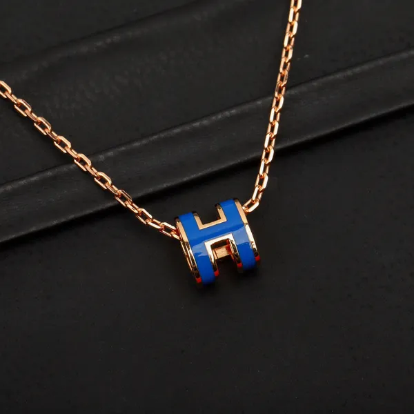 2023 La piccola collana con ciondolo Charm di qualità di lusso con design di colore blu ha il timbro della scatola PS7620