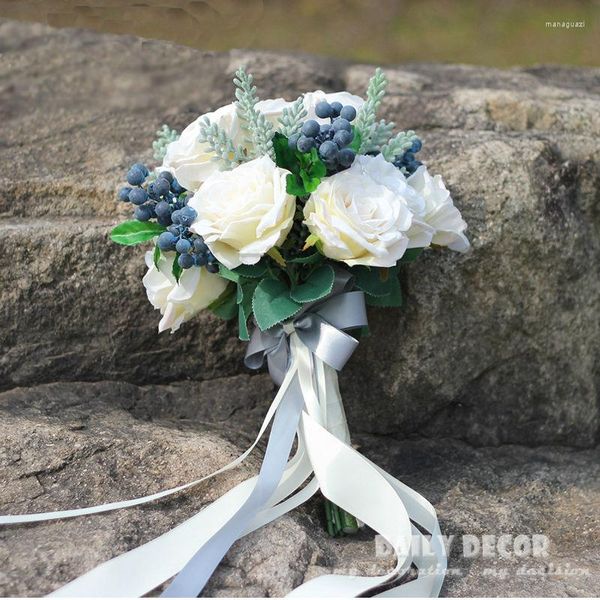 Flores decorativas deslumbrantes buquês de noiva branco para dama de honra buquê de rosas artificiais com frutas de mirtilo