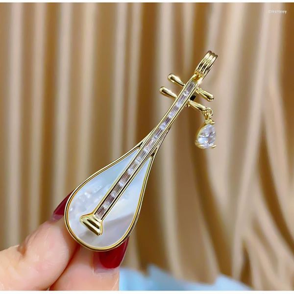 Broches National Ancient Style Pipa Broche Natural Fritillary Micro-Incrusted Zircon Instruments Musical Pin Feminino Atacado Acessórios