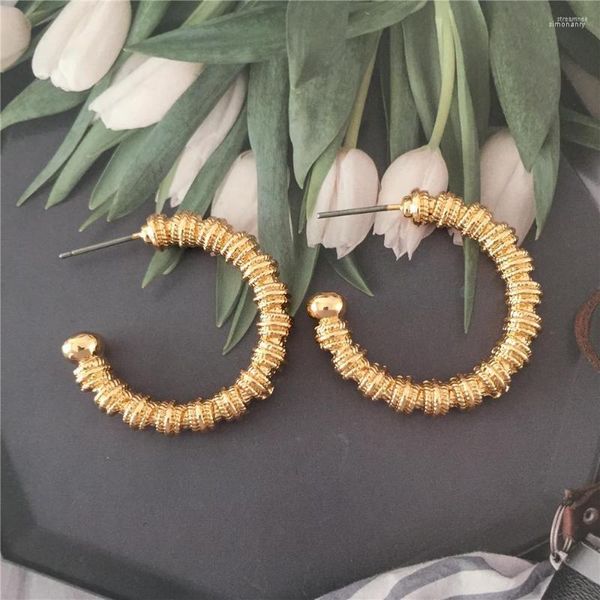 Brincos de argola casuais banhados a ouro texturizados de tamanho médio para mulheres, meninas, boêmia, elegantes, exclusivos, joias especiais, acessórios