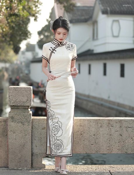 Abbigliamento etnico Collo alla coreana estivo Fiore ricamato Raso Qipao Abito da sera cheongsam a maniche corte da donna tradizionale cinese