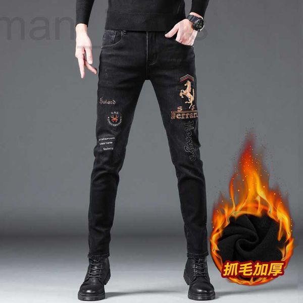 Jeans masculino designer de inverno jeans de lã bordado de pelúcia para homens com bordado de veludo preto fino outono e inverno, ajuste fino personalidade de pé pequeno MGCM