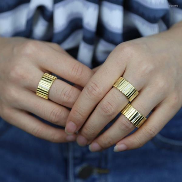 Conjunto de brincos de colar de alta qualidade cor de ouro claro CZ pavimentado pequeno Huggie Hoop para mulheres meninas moda banda larga conjuntos de anéis de eternidade