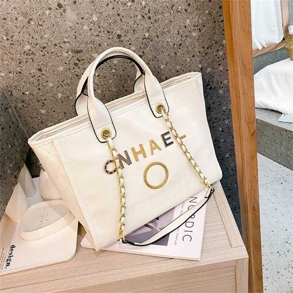 Роскошные женские классические сумки Beach Ch Metal Badge Tote Bag Маленькая мини-вечерняя вместимость Большой кожаный рюкзак на одно плечо factory store usa sale M64S