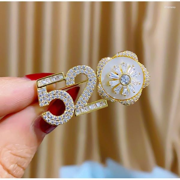 Spille Numeri semplici 520 Petalo ruotato per donna Pin Spilla di zircone di lusso coreano Maglione Cappotto Accessori Corpetto Regalo per la madre