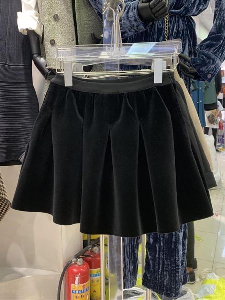 Jupes 2023 automne et hiver fond a-ligne jupe courte pour les femmes produits européens taille haute minceur plissé velours marée