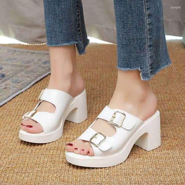 Hausschuhe Mode Frauen Squre Heels Weiße Sandalen Rutschen Damen Sommer Chunk Pumpen Büro Dame Schnalle Rom Punk Zapatillas Mujer