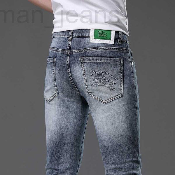 Designer de jeans masculino Jeans masculinos de alta qualidade, novo produto de primavera e verão, pés pequenos elásticos de ajuste fino, versão coreana, roupas de estudante da moda, estilo fino,