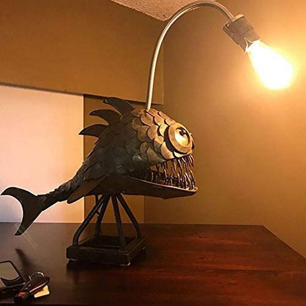 Oggetti decorativi Figurine Retro Angler Fish Lamp Shark Table Usb Metal Night Light Scultura creativa Bar Decorazione Artigianato Home Decor 230628